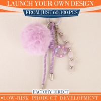 Breloque pompon moelleux violet avec perles, pendentif personnalisé pour dragonne de téléphone, cadeau pour salon de beauté, événement sur le thème du violet, cadeau pour influenceur