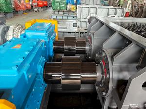 Concasseur à rouleaux à double denture personnalisable avec moteur AC et pompe pour le concassage du charbon, du calcaire et de la pierre, capacité de 2000 TPH pour l'exploitation minière - Product Image 3