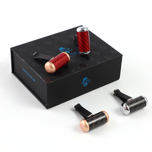 Diffuseur de parfum de luxe pour voiture avec clip de ventilation en fibre de carbone rechargeable, impression de logo sur boîte cadeau magnétique haut de gamme - Product Image 1
