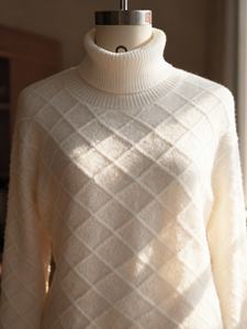 เสื้อสเวตเตอร์ถักมือทรงยาวสำหรับผู้หญิง สีขาว คอเต่า ดีไซน์เก๋ ดูหรูหรา สวมใส่สบาย เหมาะสำหรับวันสบายๆ หรือวันทำงาน ลายสก็อต พร้อมเข็มขัดโลหะ - Product Image 3