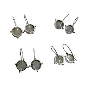 Boucles d'oreilles en argent avec pierre de lune naturelle, cabochon rond, faites à la main pour la vente en gros de bijoux - Product Image 1