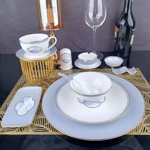 Service de table élégant en porcelaine fine à texture marbrée, faible MOQ, avec bord bleu, assiettes, bols et tasses à café en céramique pour banquets et restaurants - Product Image 4