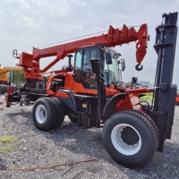 Grue à fourche hydraulique mobile avec stabilisateurs pour les opérations sur chantier