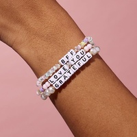 Bracelet personnalisé avec perles carrées, bracelet en perles acryliques et cristal, pendentif gravé avec plaque ronde, bracelet en perles avec lettre, cadeau