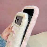 Coque de téléphone antichoc en TPU avec oreilles de chat en peluche, nœud perlé et dragonne pompon moelleuse pour iPhone 15 16 17 Pro Max