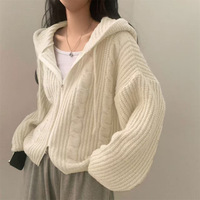 Nouvelle Collection Automne Hiver 2026 – Cardigan Femme en Maille Torsadée à Capuche, Fermeture Éclair Bidirectionnelle, Coupe Ample, Manches Longues, Oversize, Confortable et Chaud, Blanc Ivoire – Vente en Gros