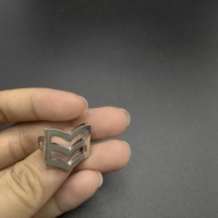 Épingles décoratives creuses en chevron de haute qualité en alliage de zinc, parfaites pour les souvenirs d'équipe d'entreprise, de club ou de marque, commandes importantes