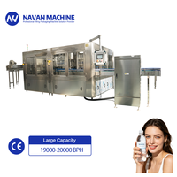 Ligne complète d'embouteillage de boissons équipée d'un rinseur, d'un remplisseur et d'un capsuleur, capable de prendre en charge la production de différents types de bouchons.