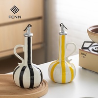 Bouteille distributrice d'huile en céramique rayée peinte à la main FENN, forme de gourde, pour huile d'olive et vinaigre, avec bec verseur, pour la décoration de cuisine