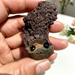 Figura de Erizo Tallada en Coprolita Natural de Madagascar - Adorable Estatuilla de Dinosaurio en Cristal de Coprolita - Product Image 1