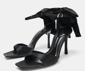 Sandalias Personalizadas de Fabricante. Correa en la parte delantera. Lazo grande con detalle en la espalda. Tacones de aguja altos. Sandalias de tacón con efecto satinado. - Product Image 1