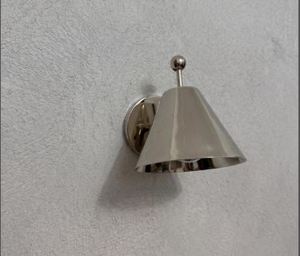 Applique murale conique en chrome poli, design riveté style Mid-Century, applique murale moderne en laiton, lampe murale conique argentée, abat-jour en métal gris - Product Image 6