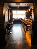 Höhenverstellbarer hoher Bartisch mit Stühlen für Pub, Bistro, Café, Milchtee-Shop, Esstisch und Stühle für den Gastronomiebereich