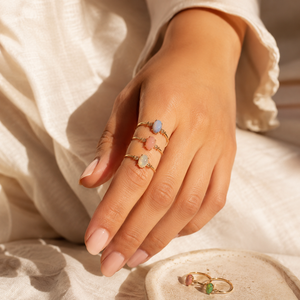 Anello tono opale per donna con accenti in cristallo, elegante anello ovale alla moda, accessorio per tutti i giorni e per feste - Product Image 3