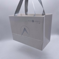 Emballage alimentaire pour la restauration, les plats à emporter, les commandes à emporter, sacs en papier couché personnalisés avec votre propre logo, sacs faits à la main avec poignées en ruban