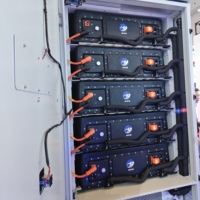 Batterie au lithium LiFePO4 rechargeable 48V 100Ah empilable, système de stockage d'énergie hybride 5KWh pour l'énergie solaire