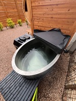 Bain de glace ovale moderne en bois, extérieur en cèdre rouge, revêtement intérieur en acier inoxydable 304, baignoire de plongeon froid avec refroidisseur intelligent 1HP pour jardin