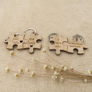 Casse-tête <span class=keywords><strong>personnalisé</strong></span> anglais pour l'amour en <span class=keywords><strong>bois</strong></span> gravé au laser avec lettres creuses <span class=keywords><strong>porte</strong></span>-clés cadeau créatif pour les couples - Product Image 4