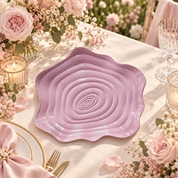 Assiettes de présentation transparentes Woju Romantic de 13 pouces, roses, en plastique, avec texture tourbillonnante, pour la décoration de table de fête