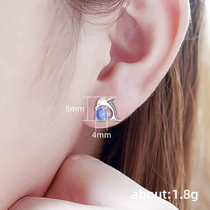 Orecchini a Perno Coreani con Mini Delfino in Zircone, Gioielli Delicati per Donne - Product Image 3