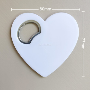 Ouvre-bouteilles aimantés en forme de cœur personnalisés avec noms, cadeau de mariage - Product Image 5