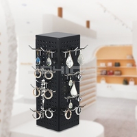 Présentoir de comptoir pour bijoux personnalisé avec quatre panneaux métalliques, base rotative et crochets pour projets de vente en gros, présentoir en panneau perforé