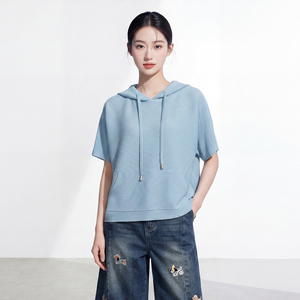Miyake – Nouvelle collection : T-shirt plissé décontracté pour femme, anti-plis, respirant, à manches chauve-souris courtes, séchage rapide, coupe ample, avec col à revers et capuche. - Product Image 6