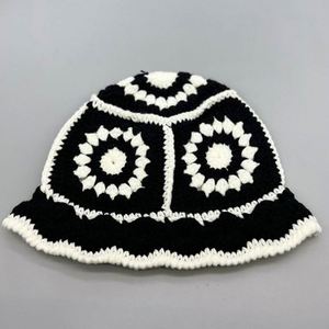 Sombrero de Pescador de Ganchillo Floral Hecho a Mano, Gorro de Invierno Tejido para Mujer - Product Image 2