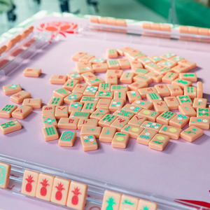 Jeu de Mahjong américain de haute qualité avec 160 tuiles, en acrylique, fond rose saumon, thème Île de paradis - Product Image 6