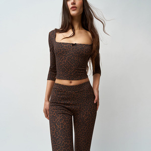 Women <b>Leopard</b> <b>Print</b> <b>Crop</b> <b>Top</b> And Capri Pants Set Three Quarter Sleeve Breathable Knitted Casual Sportswear - Product Image 3