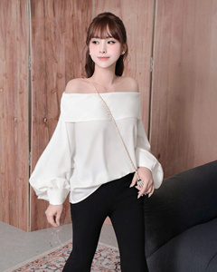 Conjunto de Top Blanco con Hombros Descubiertos y Pantalones Negros de Pierna Recta con Corte Acampanado, Mezcla de Algodón Vietnamita, Cuello Barco, Manga Larga, Estilo Casual Femenino, Color Sólido - Product Image 5