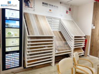 Prix d'usine Nouveau design moderne Support en pierre de quartz incliné Supports de carreaux de petite taille Présentoir de carreaux de montage mural en céramique mosaïque