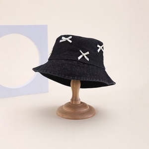 หมวกบักเก็ตยีนส์ปักลายโบว์ 3 มิติ สไตล์เกาหลี รุ่นใหม่ สำหรับผู้หญิง ฤดูใบไม้ผลิ ฤดูร้อน ป้องกันแสงแดด น่ารัก - Product Image 3
