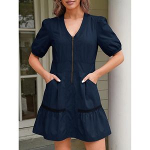 Fisoew Mini vestido de manga corta para mujer, cuello en V, ajuste holgado, vestido informal de verano con bolsillos, tela tejida transpirable - Product Image 2