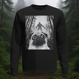 Camiseta de manga larga con estampado de perro Pug Selfie With Bigfoot Sasquatch - Product Image 3