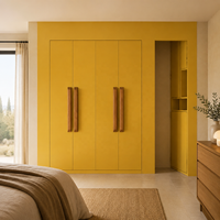Armoire intégrée moderne rétro personnalisée en laque jaune avec poignées en bois, armoire de chambre à coucher pleine hauteur