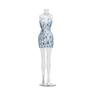 Buz mavisi renkte, ayna benzeri pullar ve stratejik taşlarla süslenmiş modern kokteyl elbisesi - Product Image 2