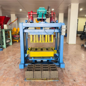 Machine à fabriquer des briques de ciment 4-40 à faible intensité de travail, très demandée en <span class=keywords><strong>Tunisie</strong></span>, utilisant de la poudre de pierre pour la fabrication de blocs - Product Image 2