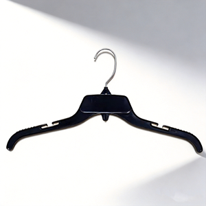 Percha de Plástico Ligera y Económica para Exportación de Prendas y Lavandería - Product Image 1