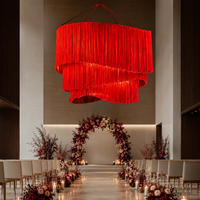 Décoration de plafond de mariage en macramé rouge avec fleurs artificielles, lustre à trois niveaux avec pompons pour la réception d'hôtel