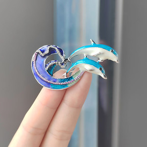 Broche de aleación de esmalte de delfín saltando sobre las olas pintura al óleo Color cielo azul océano delfín Pin para hombres mujeres sombrero, bolsa - Product Image 3