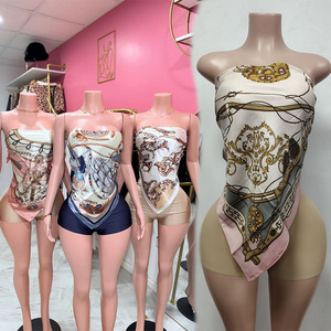 Set <span class=keywords><strong>di</strong></span> <span class=keywords><strong>abbigliamento</strong></span> estivo in due pezzi da donna Top sciarpa <span class=keywords><strong>di</strong></span> <span class=keywords><strong>lusso</strong></span> e pantaloncini lucidi abiti in tessuto senza maniche senza schienale 2 pezzi Shorts Set - Product Image 2