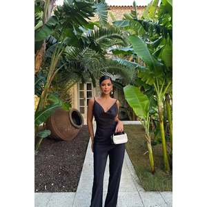 ชุดเซ็ต 2 ชิ้น สีดำ ผ้าทอเนื้อแน่น สายรัดเอว กางเกงขาสั้นลำลองพร้อมโลโก้ เสื้อทรงทางการ ความยาวสั้นเหนือเข่า - Product Image 3