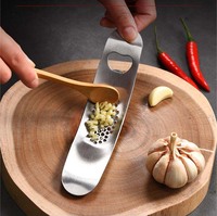 RVS knoflookpers, gebogen wiegende knoflookpers met flesopener, handmatige knoflookknijper, keukenhulpje