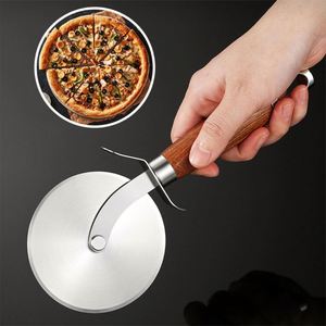 Cortador de Pizza Clásico de Acero Inoxidable con Mango de Madera Premium y Logotipo Personalizado - Product Image 3