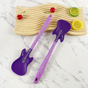 En stock <span class=keywords><strong>Grattoir</strong></span> en silicone créatif monobloc, <span class=keywords><strong>grattoir</strong></span> en forme <span class=keywords><strong>de</strong></span> <span class=keywords><strong>guitare</strong></span>, outil <span class=keywords><strong>de</strong></span> cuisson créatif - Product Image 3