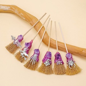 Escoba <span class=keywords><strong>de</strong></span> altar <span class=keywords><strong>de</strong></span> amatista bruja Mini escoba <span class=keywords><strong>de</strong></span> bruja con colgantes surtidos Mini Altar Besom escoba <span class=keywords><strong>de</strong></span> bruja Wicca decoración <span class=keywords><strong>de</strong></span> Halloween - Product Image 5