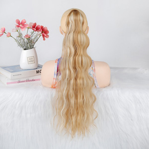 Venta al por mayor de fábrica: Extensión de <span class=keywords><strong>cabello</strong></span> sintético de 22 pulgadas, resistente, con cola de caballo postiza ondulada, larga, con clip de garra, efecto de onda de agua. - Product Image 2