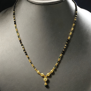 Elegante Mangalsutra Tradicional India para Mujer, Cadena de Perlas Negras de Oro de 22k con Colgante Floral de Perla Única - Product Image 3
