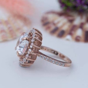 Elegante Anillo de Diamantes con Corte Brillante, Joyería de Oro de Lujo para Compromiso, Boda y Colección de Regalos en Venta - Product Image 3